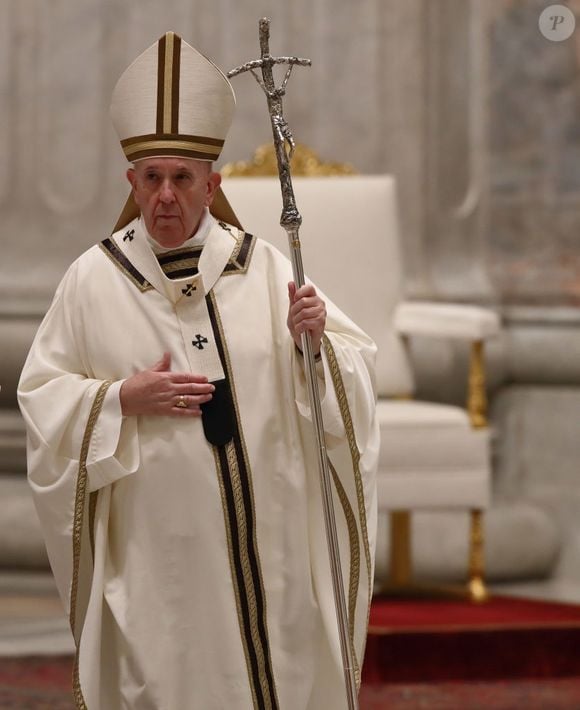 Na Basílica de São Pedro, Francisco mantém a mitra simples e o báculo pastoral, recusando símbolos do poder clerical