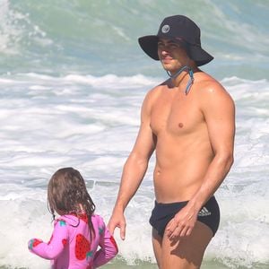 O ator, que é marido de Tatá Werneck, se divertiu muito com a criança no mar carioca