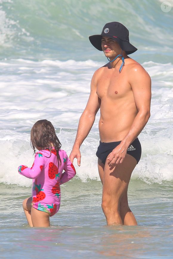 O ator, que é marido de Tatá Werneck, se divertiu muito com a criança no mar carioca