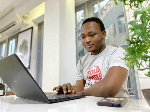 É importante lembrar que o poder de não se encaixar reside não na rebeldia superficial, mas na confiança que ela transmite