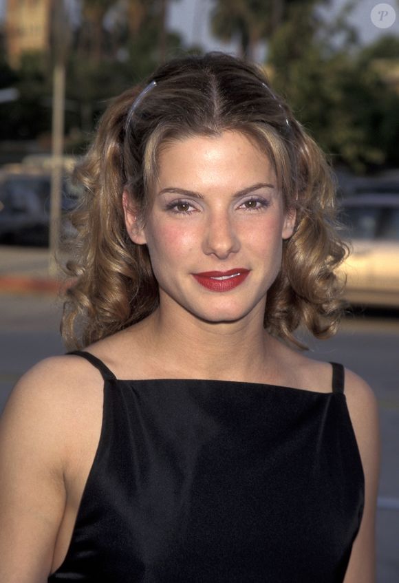 Sandra Bullock também já foi loira, como pode ver neste clique belíssimo