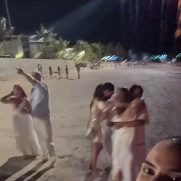 Já na tradicional queima de fotos, todos se reunirem na areia da praia para comemorar o ano que está se iniciando
