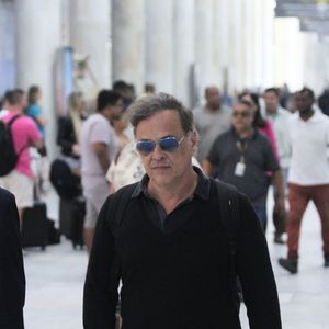 2023: já de visual novo e cabelo mais curto, Guilherme Fontes também foi clicado em um aeroporto