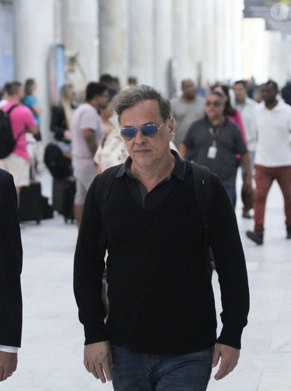 2023: já de visual novo e cabelo mais curto, Guilherme Fontes também foi clicado em um aeroporto