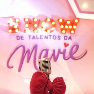 A decoração da festa de Mavie apostou em rosa, lilás e tons pastel, com microfones, referências musicais, letreiros iluminados e elementos inspirados nas Guerreiras do K-Pop