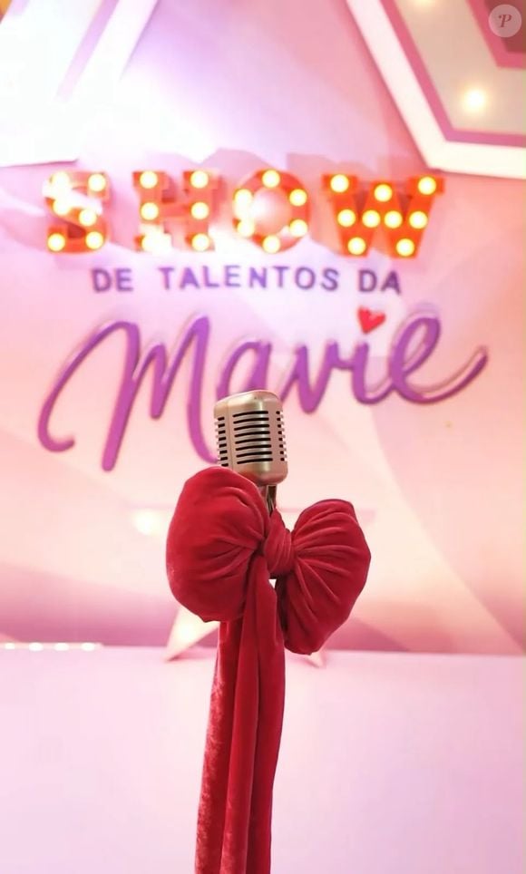 A decoração da festa de Mavie apostou em rosa, lilás e tons pastel, com microfones, referências musicais, letreiros iluminados e elementos inspirados nas Guerreiras do K-Pop