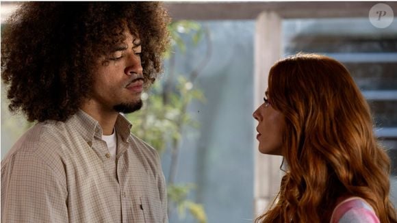 Ryan confessou para Kami que participou de tiroteio com bandidos na novela Dona de Mim, e namorada o perdoou