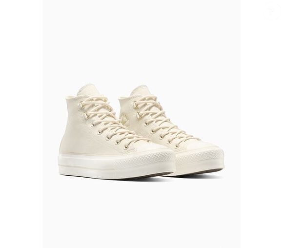 A Converse foi a primeira marca a abraçar a cor Pantone 2026, a Cloud Dancer, lançando tênis que incorporam essa ideia e muito mais