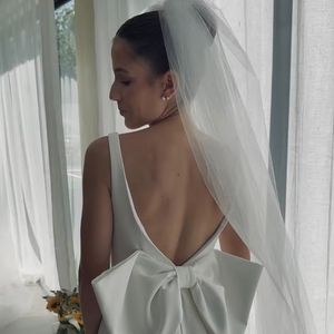 O maior destaque do look de Natália Vivacqua estava nas costas, com um decote profundo e um laço gigantesco