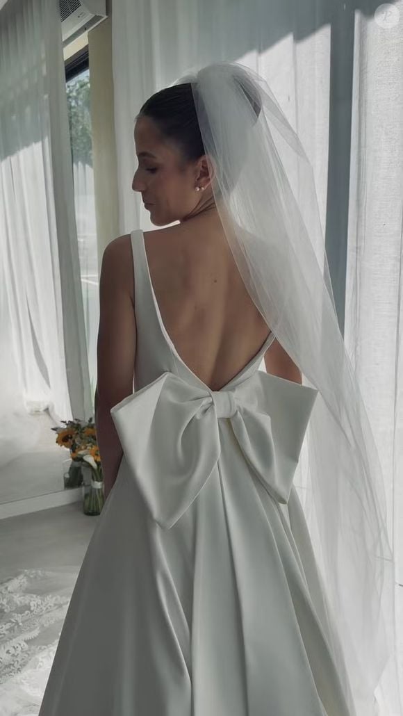 O maior destaque do look de Natália Vivacqua estava nas costas, com um decote profundo e um laço gigantesco