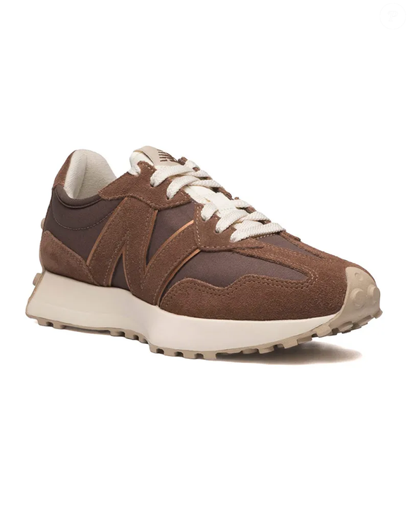 Com design moderno e elegante, o New Balance 327V1 marrom é uma opção para quem busca um tênis que combine estilo e conforto sem abrir mão de produções sofisticadas
