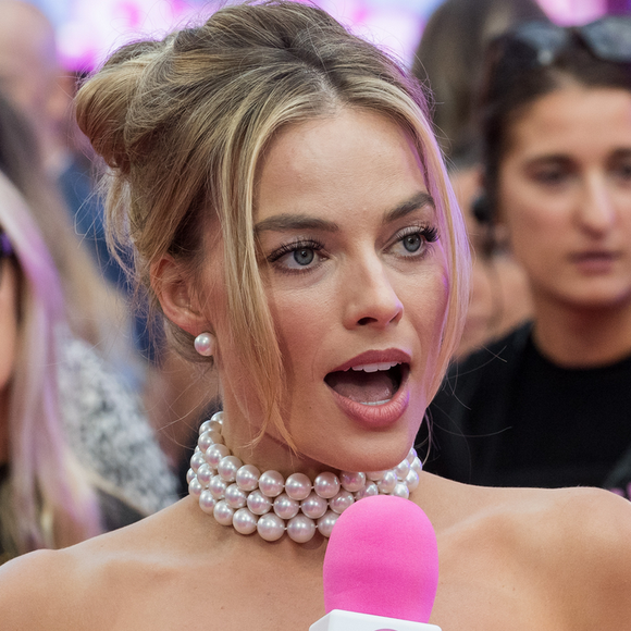 A loira ficou tão balançada que chegou a brincar com a situação, mencionando a aparição do ator no palco do Globo de Ouro. 'Quando ele subiu ao palco do Globo de Ouro, aquele brinco, eu fiquei tipo…'