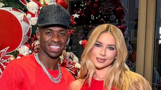 Após ganhar bolsa de luxo, Virgínia é surpreendida com prova de amor de Vini Jr. durante jogo do Real Madrid e surta: 'Lindo, te amo'