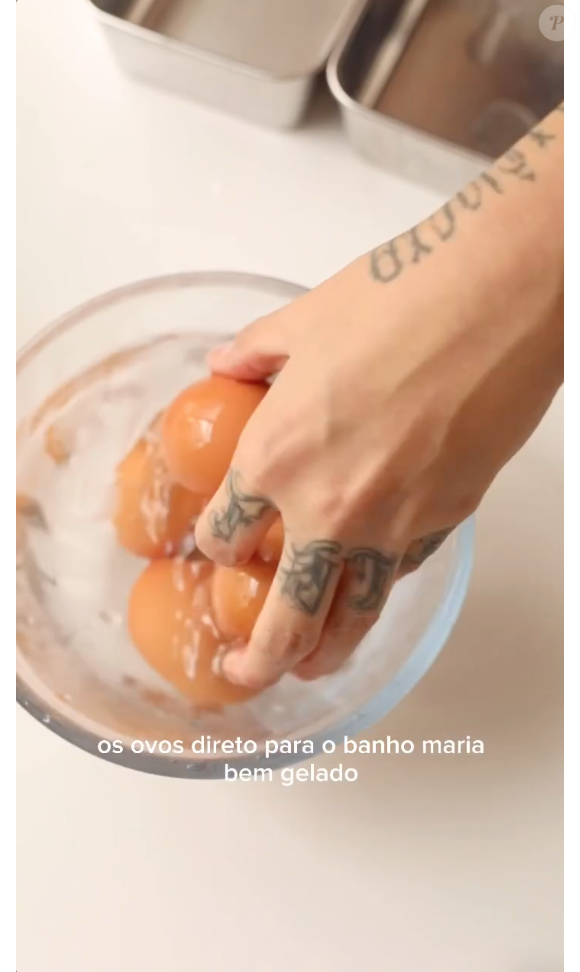 Assim que os ovos estiverem cozidos, leve-os a um banho-maria rápido com água gelada e gelo, para interromper o cozimento