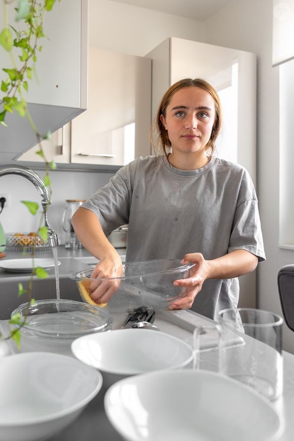 Limpar a louça da cozinha não precisa ser sinônimo de cheiro forte