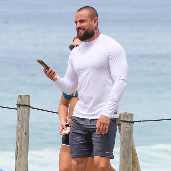 Rafael Cardoso apareceu usando um short de exercícios e uma camisa branca térmica