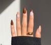 Unhas em tom de marrom com manicure italiana são garantia de sofisticação