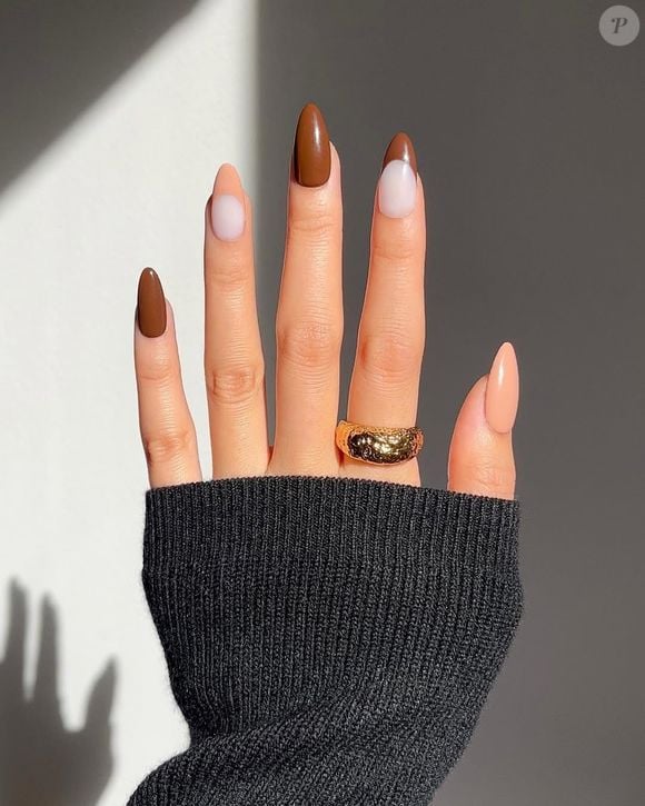 Unhas em tom de marrom com manicure italiana são garantia de sofisticação