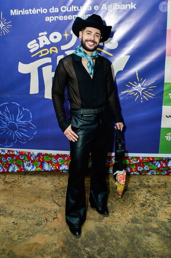 Com look cowboy chic all black, o ex-BBB Marcelo mostrou toda sua beleza e apostou em um lenço azul