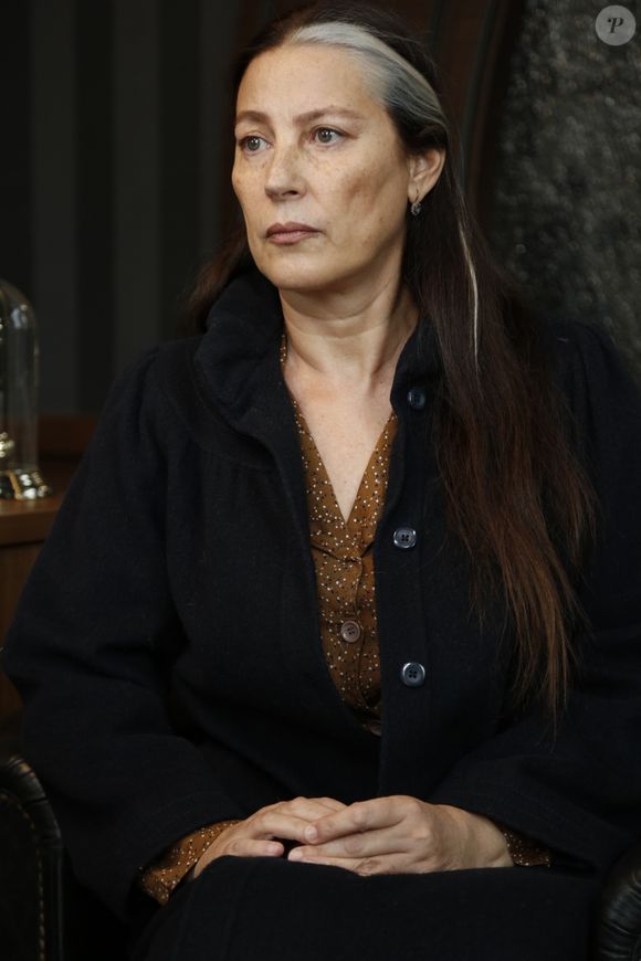 Avó de Melek/Turna, a 'Senhora Pateta' procura por amiga na cadeia na novela 'Mãe' no capítulo de 26 de novembro de 2025, quarta-feira