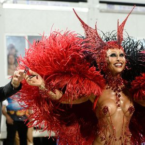 Sabrina Sato levou arquibancadas à loucura em desfile na Vila Isabel