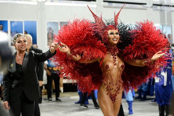 Sabrina Sato levou arquibancadas à loucura em desfile na Vila Isabel