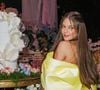 Neta de Leonardo escolheu vestido com tecido acetinado e mangas amplas caídas nos ombros