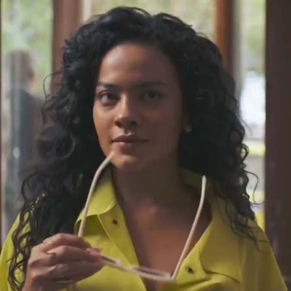 Maria de Fátima de 'Vale Tudo' chegou ao Rio de Janeiro usando um traje fluor, decidida a vencer na vida, e não esqueceu dos famosos óculos.