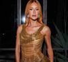 Marina Ruy Barbosa surge poderosa em evento do Carnaval 2026, em São Paulo, ao combinar corset dourado vazado, plumas e acessórios maxi em uma produção elegante e ousada