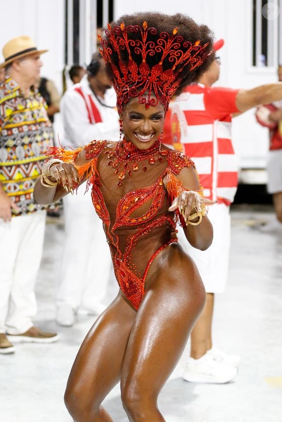 Carnaval 2025: Erika Januza é a rainha de bateria da Viradouro