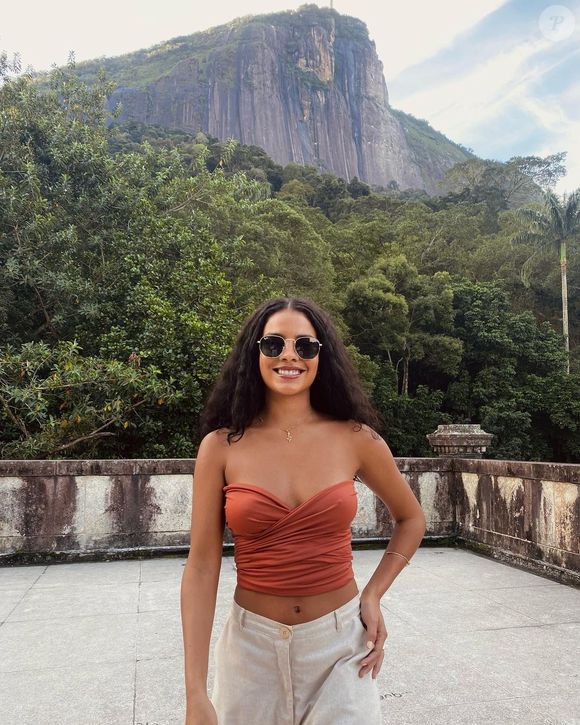 Tons quentes de laranja sempre marcam presença no armário de Bella Campos