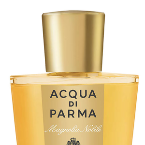 Magnolia Nobile (Acqua di Parma) - 100ml | R$ R$ 2.250,00 - sofisticado e atemporal, o Magnolia Nobile, da Acqua di Parma, aposta em uma elegância clássica. As notas cítricas de bergamota, limão e cidra dão frescor à saída, enquanto a magnólia, a rosa da Bulgária e o jasmim estruturam o coração floral. No fundo, sândalo, patchouli, vetiver e baunilha garantem profundidade. Uma fragrância que representa o luxo discreto e refinado