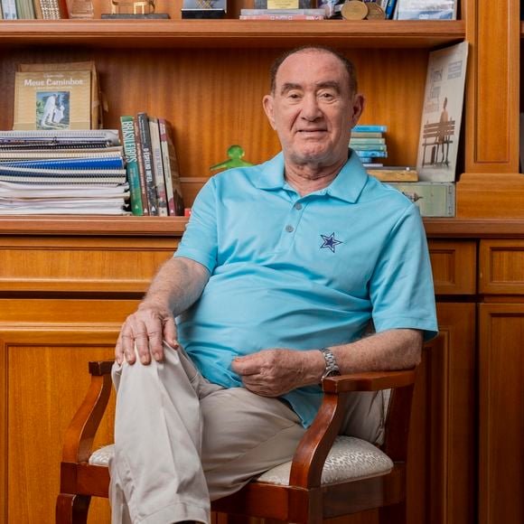 Imóvel tem biblioteca, sala de costura, piscina, quadra de tênis e até heliponto