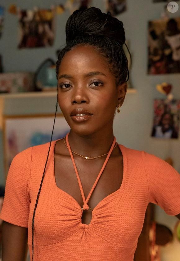 Leona/Leo (Clara Moneke) - Determinada e divertida, Leona, ou apenas Leo, é uma jovem que está sempre atrás de trabalho, fazendo rifas ou arranjando bicos para ajudar a família.