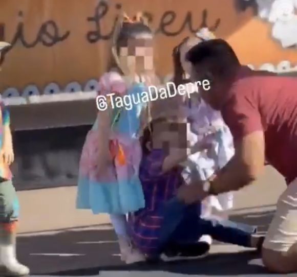 Testemunhas filmaram o momento em que o homem derruba a criança, aponta o dedo e segura pelo pescoço