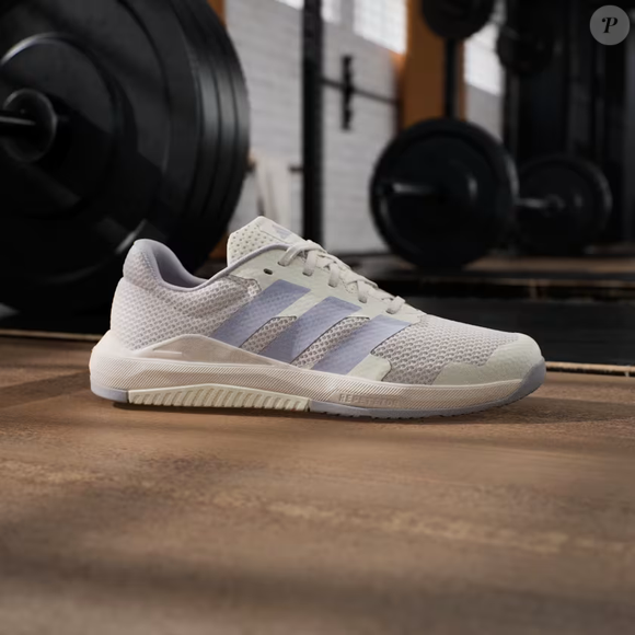 O Adidas Dropset Base tem construção pensada para acompanhar exercícios de treinamento de força. Segundo a marca, o antepé largo, a estrutura baixa em relação ao solo e o solado com padrão multidirecional contribuem para a proposta de estabilidade do calçado durante movimentos explosivos e levantamentos pesados