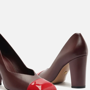 O vermelho é o destaque do Scarpin Margot, da Arezzo, modelo vendido por R$ 399,90. Com salto médio bloco e formato quadrado na ponta, o calçado combina camurcina, verniz e nylon transparente, criando uma proposta que pode acompanhar desde produções casuais até looks mais sofisticados