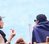 Bruna Marquezine e Shawn Mendes trocam praia por passeio no frio do Rio e encantam fãs