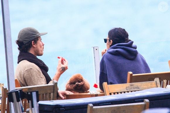 Bruna Marquezine e Shawn Mendes trocam praia por passeio no frio do Rio e encantam fãs