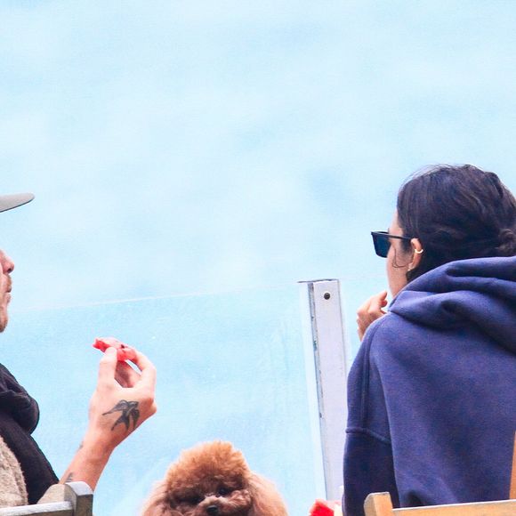 Bruna Marquezine e Shawn Mendes trocam praia por passeio no frio do Rio e encantam fãs
