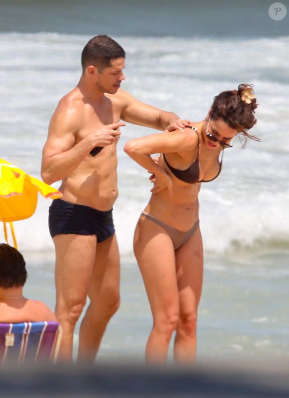 José Loreto passou protetor solar na namorada, Fernanda Marques