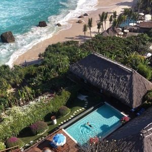 O NIHI Sumba está entre os resorts de luxo mais premiados do mundo e já foi eleito o melhor hotel do mundo pela Travel + Leisure. O endereço ganhou ainda mais destaque após o noivado de Alessandra Ambrósio