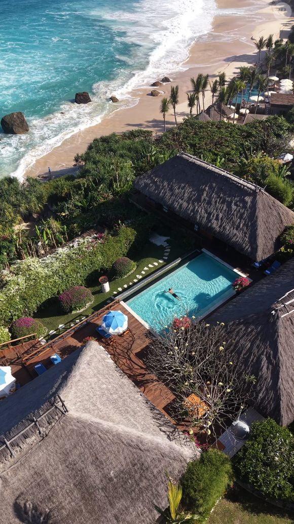 O NIHI Sumba está entre os resorts de luxo mais premiados do mundo e já foi eleito o melhor hotel do mundo pela Travel + Leisure. O endereço ganhou ainda mais destaque após o noivado de Alessandra Ambrósio