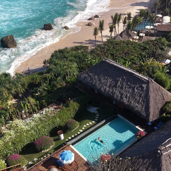 O NIHI Sumba está entre os resorts de luxo mais premiados do mundo e já foi eleito o melhor hotel do mundo pela Travel + Leisure. O endereço ganhou ainda mais destaque após o noivado de Alessandra Ambrósio
