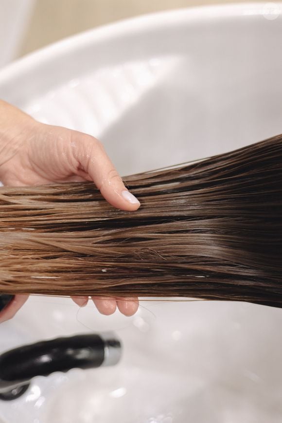 A máscara capilar é um produto de uso pontual que exige mais tempo de ação nos cabelos. Segundo Helena Rodero, farmacêutica, o ideal é deixá-la agir por pelo menos dez minutos, já que o cosmético também costuma conferir resistência à fibra capilar