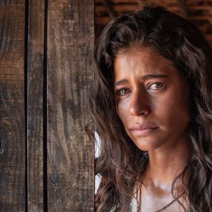 Rosa (Isadora Cruz) - Com uma personalidade forte, Rosa sonha em ter autonomia sobre a própria vida. Aos poucos, ela se encanta pelo Coronel Elói e se casa com ele.