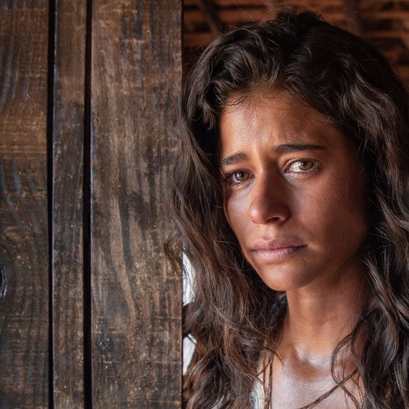 Rosa (Isadora Cruz) - Com uma personalidade forte, Rosa sonha em ter autonomia sobre a própria vida. Aos poucos, ela se encanta pelo Coronel Elói e se casa com ele.