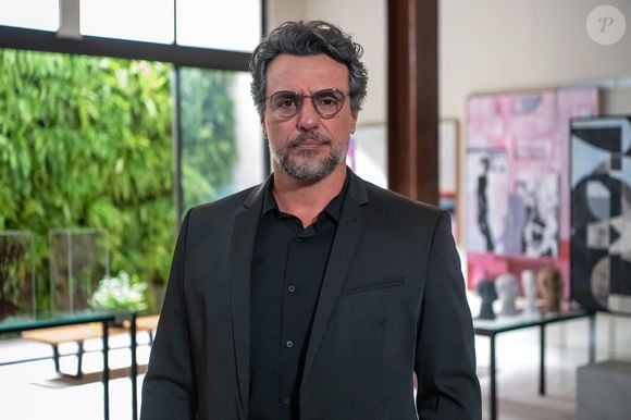 Na trama idealizada e protagonizada por Cauã Reymond, Rodrigo Lombardi interpreta Otávio, poderoso cartola responsável pelo Atlântico Futebol e Regatas, clube que concentra diversos jogadores agenciados por Maurício (Cauã Reymond) e Cris (Mariana Sena).