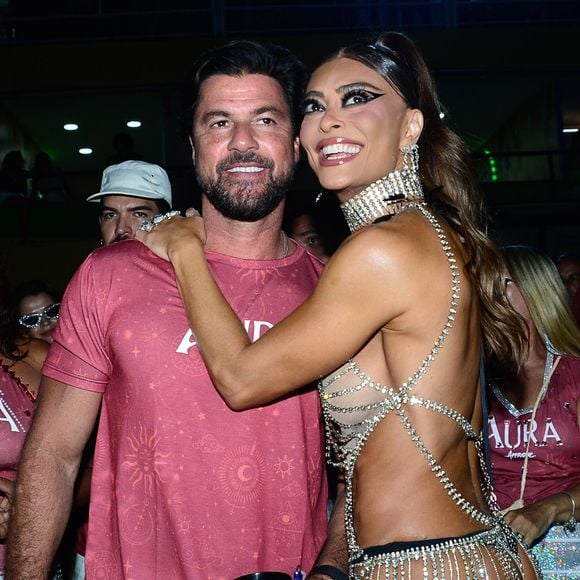 Juliana Paes, rainha de bateria da Viradouro, chegou na Sapucaí com look mínimo e repleto de brilho