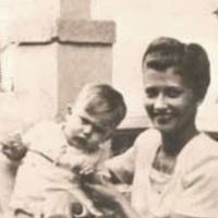 Há cerca de 79 anos, esse bebê cabeludo fez birra para foto; anos depois, ele virou um famoso galã no Brasil e precisou ficar internado na UTI